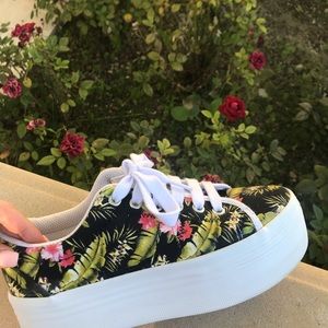 Platform tropical shoes 🌴 by Jeffery Campbell